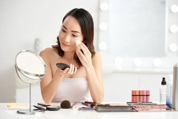 Hübsche Chinesin Trägt Puder Foundation Auf Ihr Gesicht Auf — Stockfoto