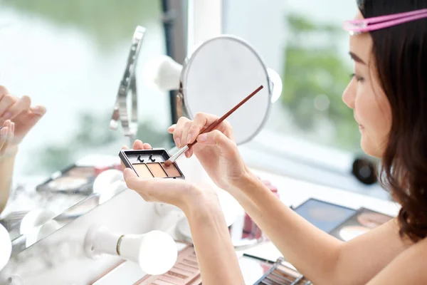 Jovem Mulher Aplicando Maquiagem Frente Espelho Pela Manhã — Fotografia de Stock