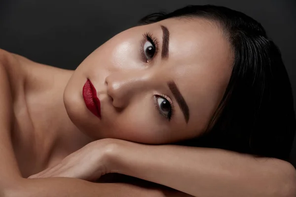 Onun Koluna Yaslanmış Güzel Çinli Kadın Yüzü — Stok fotoğraf