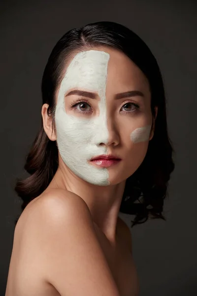 Hermosa Mujer Asiática Con Máscara Facial Mitad Cara Mirando Cámara —  Fotos de Stock