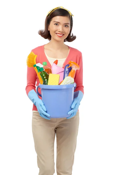 亚洲女佣穿着橡胶手套和手持水桶 手里拿着清洁用具 在白色背景下被隔离 — 图库照片