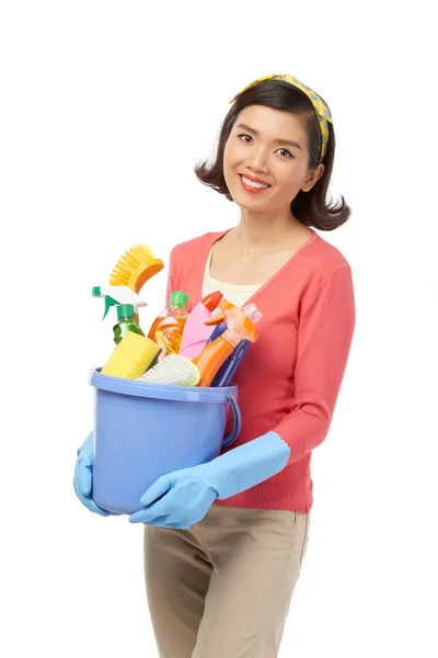 手で器具の洗浄のバケツを持って魅力的な笑顔でうれしそうなアジア女性 — ストック写真
