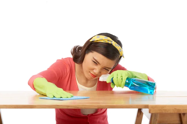 Konzentrierte Asiatische Hausfrau Mit Gummihandschuhen Die Die Tischoberfläche Mit Tuch — Stockfoto