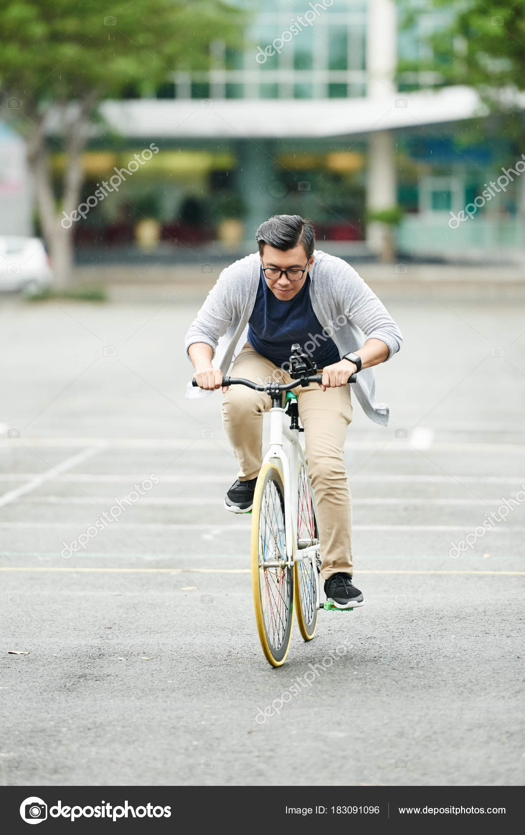 Asiat Versucht Schnell Wie Möglich Fahrrad Fahren
