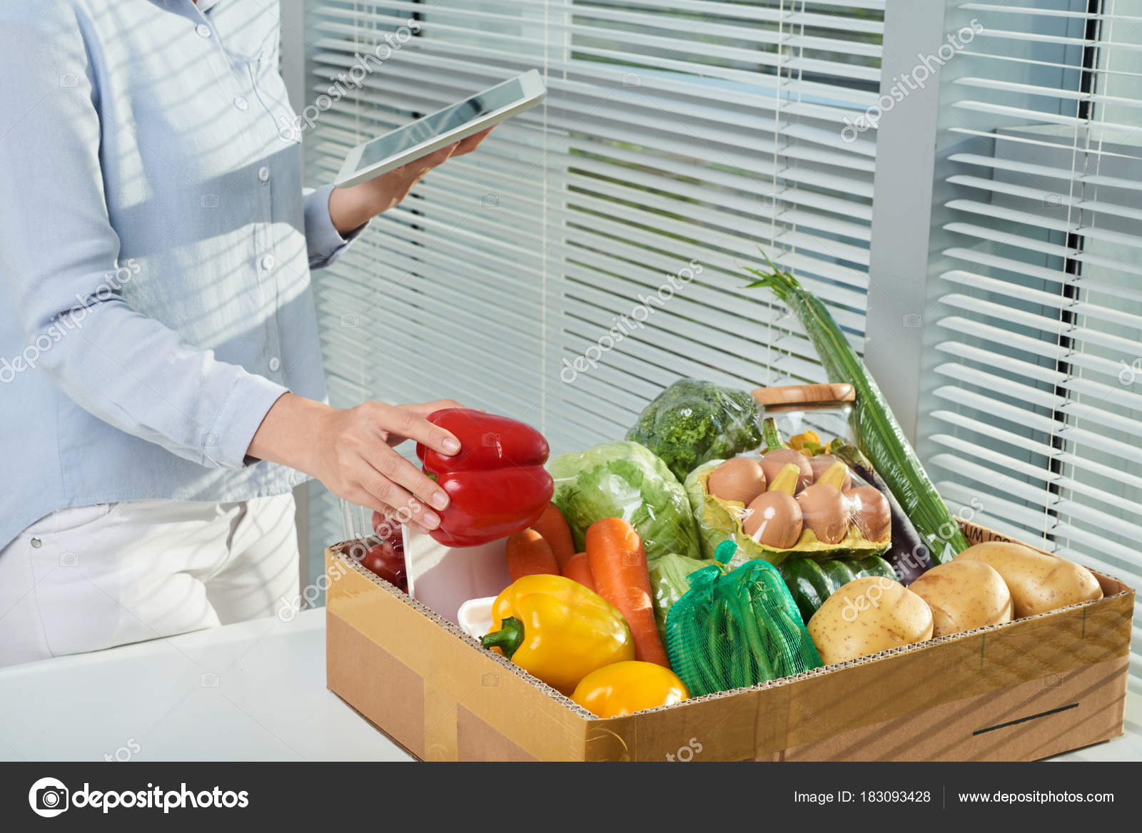 доставщик продуктов. обслуживание продуктами. обслуживание продуктами. обслуживание продуктами. продавец кассир.