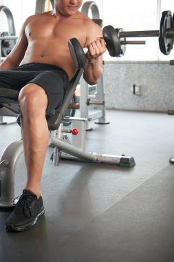 Uygun adam spor salonunda egzersiz görüntü kırpılmış