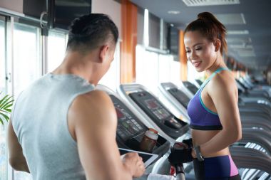 Eğitmen açıklayan genç kadın iplik fabrikası nasıl çalışır