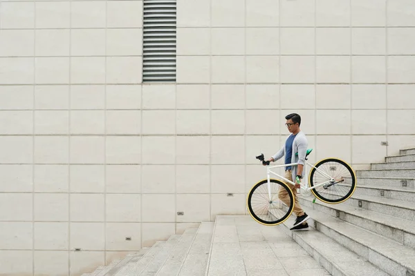 Азиатский Мужчина Велосипедом Спускается Лестнице — стоковое фото