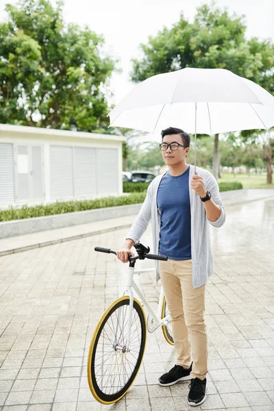 Vietnamese Mit Fahrrad Und Regenschirm Freien — Stockfoto