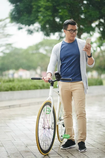 Asiatischer Junger Mann Mit Fahrrad Lesenachricht Auf Seinem Smartphone — Stockfoto