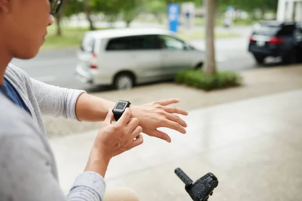 Rowerzysta Aby Sprawdzić Jego Serca Pomocą Zegarka Smartwatch — Zdjęcie stockowe