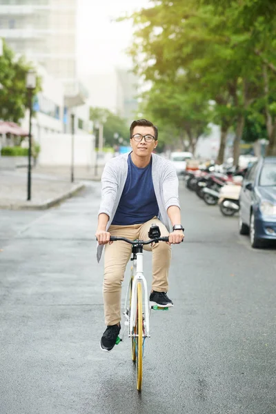 Ευτυχισμένος Άντρας Καβαλάει Ποδήλατο Στην Πόλη — Φωτογραφία Αρχείου