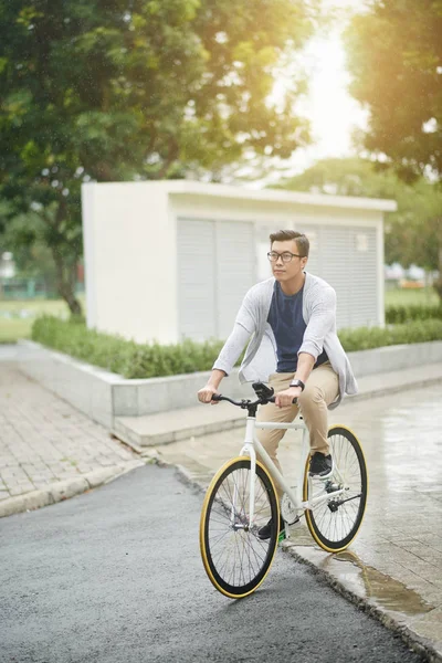 Vietnamesischer Junger Mann Fährt Fahrrad Lokalem Park — Stockfoto