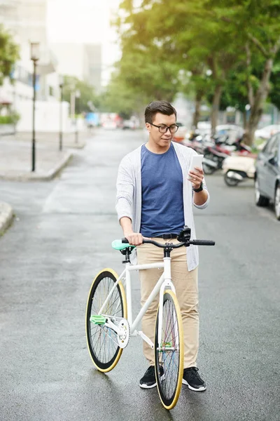 Glimlachende Man Met Fiets Lezen Van Sms Bericht Zijn Telefoon — Stockfoto