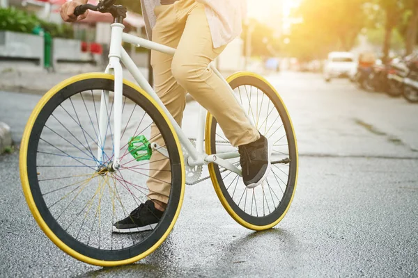 Piernas Hombre Ruedas Bicicleta Camino Ciudad —  Fotos de Stock