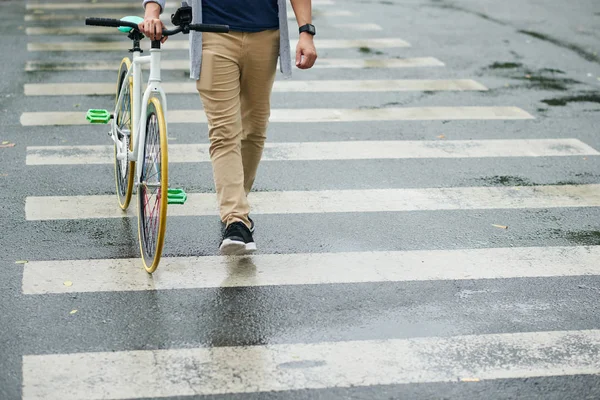 Обрезанное Изображение Человека Велосипедом Пешеходном Переходе — стоковое фото