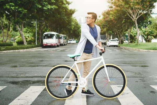 Schöner Mann Mit Fahrrad Wendet Beim Überqueren Der Straße Zurück — Stockfoto