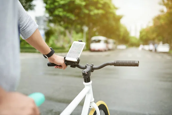 Ciclista Che Utilizza App Navigazione Sul Suo Smartphone Viaggia Città — Foto Stock