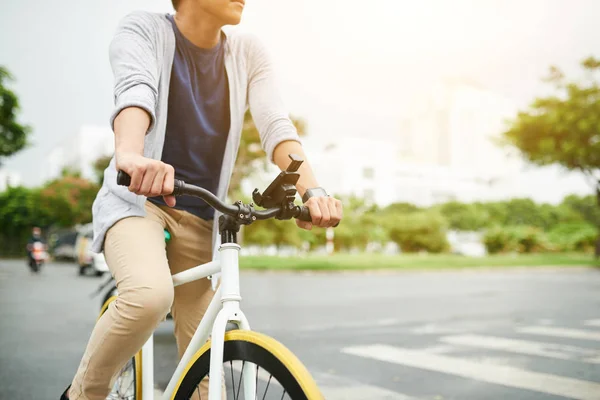 Abgeschnittenes Bild Eines Mannes Der Fahrradfahren Der Stadt Genießt — Stockfoto