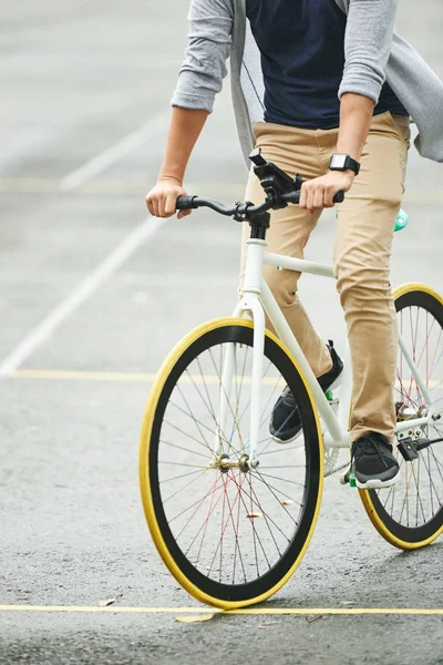 Imagem Cortada Homem Andando Bicicleta Longo Estrada — Fotografia de Stock