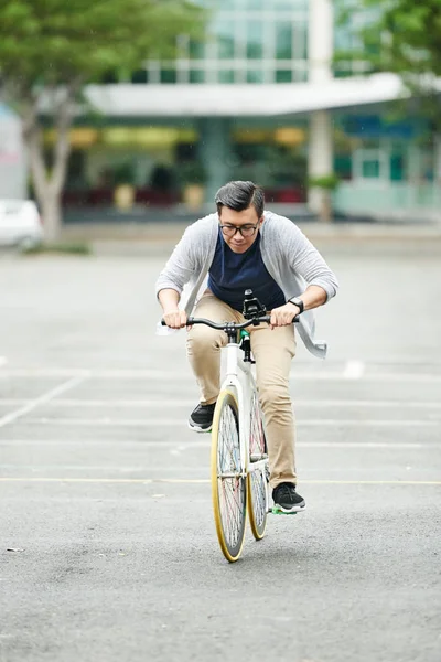 Asiático Hombre Tratando Montar Bicicleta Tan Rápido Como Sea Posible — Foto de Stock