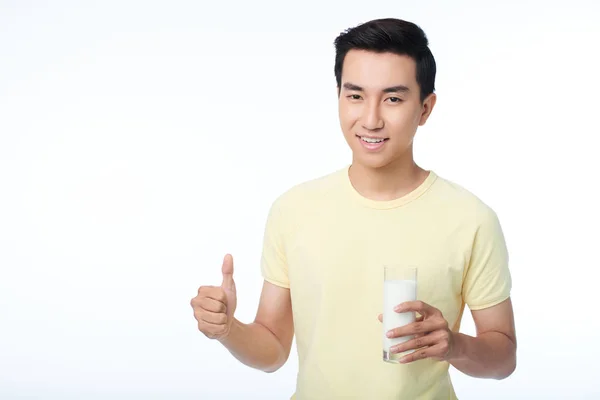 Joven Con Sonrisa Dentada Mostrando Pulgar Hacia Arriba Sosteniendo Vaso —  Fotos de Stock