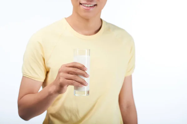 Νεαρός Φοράει Κίτρινο Shirt Στέκεται Ενάντια Λευκό Φόντο Ποτήρι Γάλα — Φωτογραφία Αρχείου