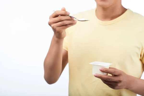 Nahaufnahme Eines Mannes Der Köstlichen Joghurt Isst Während Vor Weißem — Stockfoto