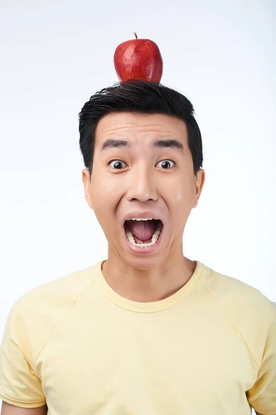 Przestraszony Asian Mężczyzna Czerwone Jabłko Głowę Patrząc Kamery Krzycząc Górnej — Zdjęcie stockowe