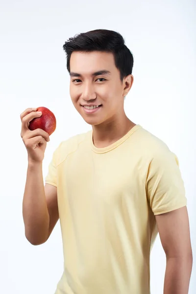 Neşeli Asya Adam Taze Kırmızı Elma Elinde Tutarken Dişlek Gülümseme — Stok fotoğraf