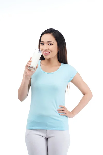 Ładna kobieta z szklankę mleka — Zdjęcie stockowe