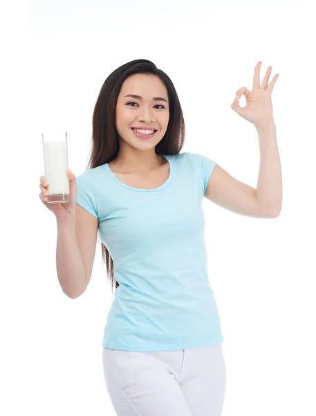 Fröhliche Frau mit Glas Milch — Stockfoto