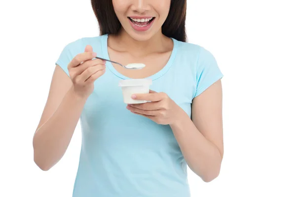Donna sorridente che mangia yogurt — Foto Stock