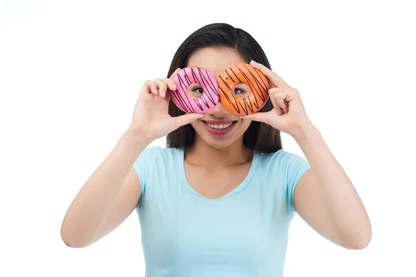 Mulher asiática alegre com donuts apetitosos — Fotografia de Stock