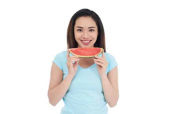 Mujer asiática con rebanada de sandía — Foto de Stock