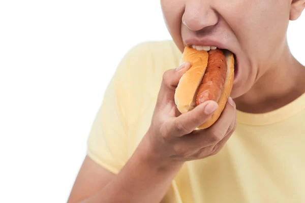 Primo Piano Colpo Uomo Mordere Delizioso Hot Dog Mentre Piedi — Foto Stock