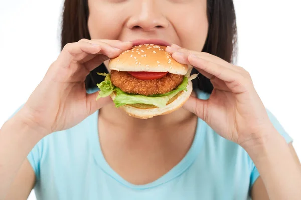 Comer deliciosa hamburguesa —  Fotos de Stock