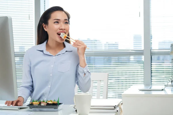 Comer sushi en el lugar de trabajo — Foto de Stock