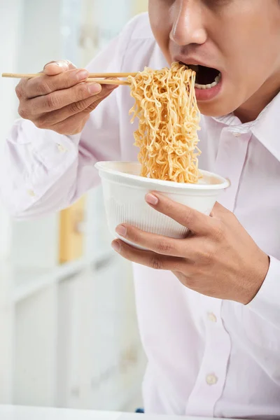 Hombre Sentado Escritorio Oficina Comer Fideos Instantáneos Con Apetito —  Fotos de Stock