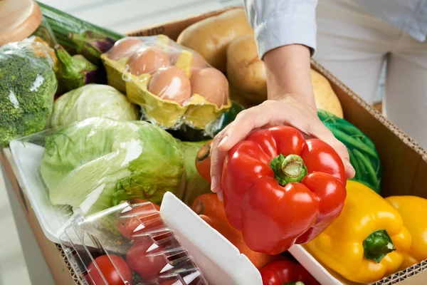 Woman Holding Bell Pepper Hand While Checking Her Online Grocery — Stock Photo, Image