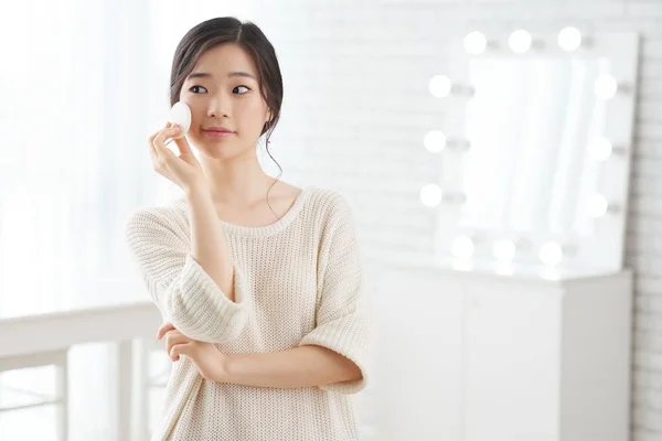 Chica Bastante Coreana Aplicando Maquillaje Con Esponja Blanca —  Fotos de Stock