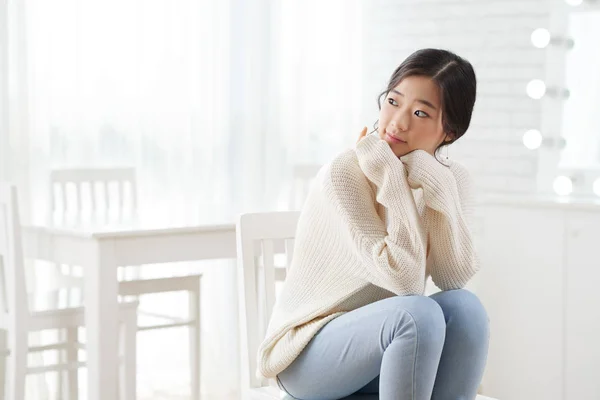 Όμορφο Κορίτσι Της Κορέας Που Κάθεται Ζεστό Πουλόβερ — Φωτογραφία Αρχείου