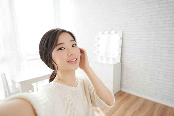 Jolie Jeune Femme Coréenne Prenant Selfie Maison — Photo
