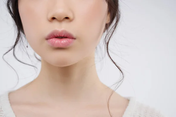 Abgeschnittenes Bild Einer Jungen Frau Mit Dicken Lippen — Stockfoto