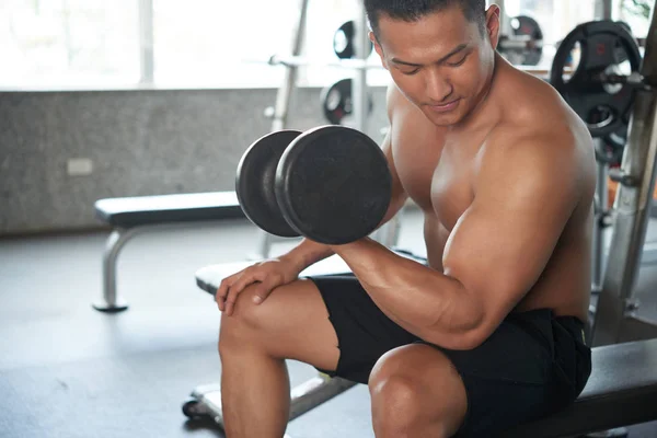 Азиатский Сильный Мужчина Делает Упражнения Тяжелым Гантели — стоковое фото
