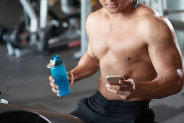 Imagen Primer Plano Del Deportista Usando Smartphone Gimnasio — Foto de Stock