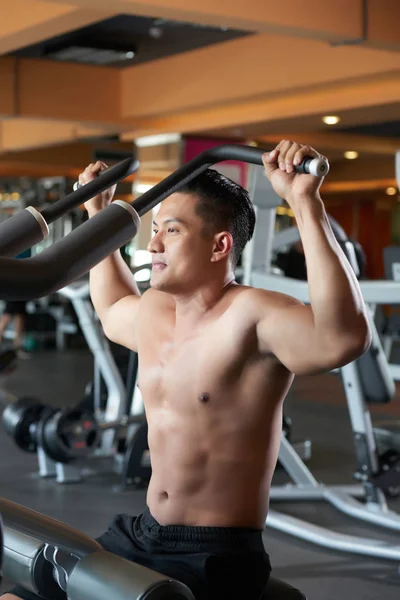 Sorrindo Asiático Desportista Usando Equipamentos Exercício Ginásio — Fotografia de Stock