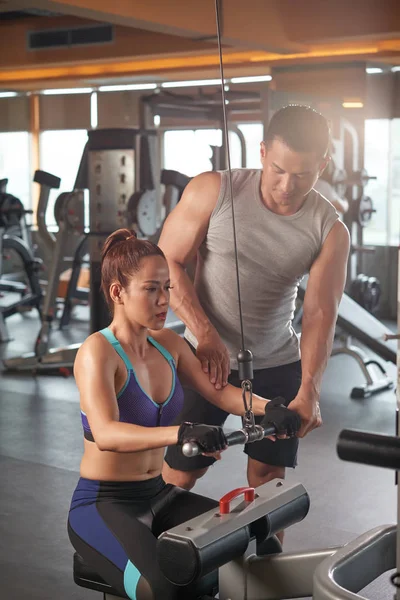 Trainer Professionista Che Spiega Giovane Donna Come Eseguire Esercizio Fisico — Foto Stock