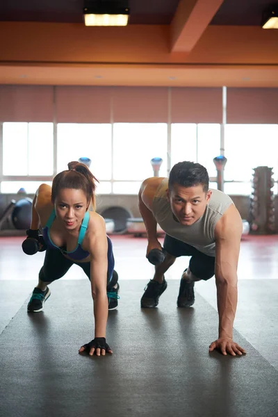 Birlikte Spor Salonunda Egzersiz Genç Asyalı Çift — Stok fotoğraf