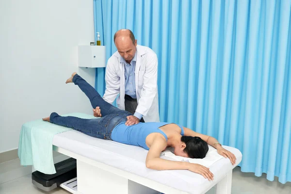 Osteopaat Doet Genezende Behandeling Voor Jonge Vrouw Met Rugpijn — Stockfoto